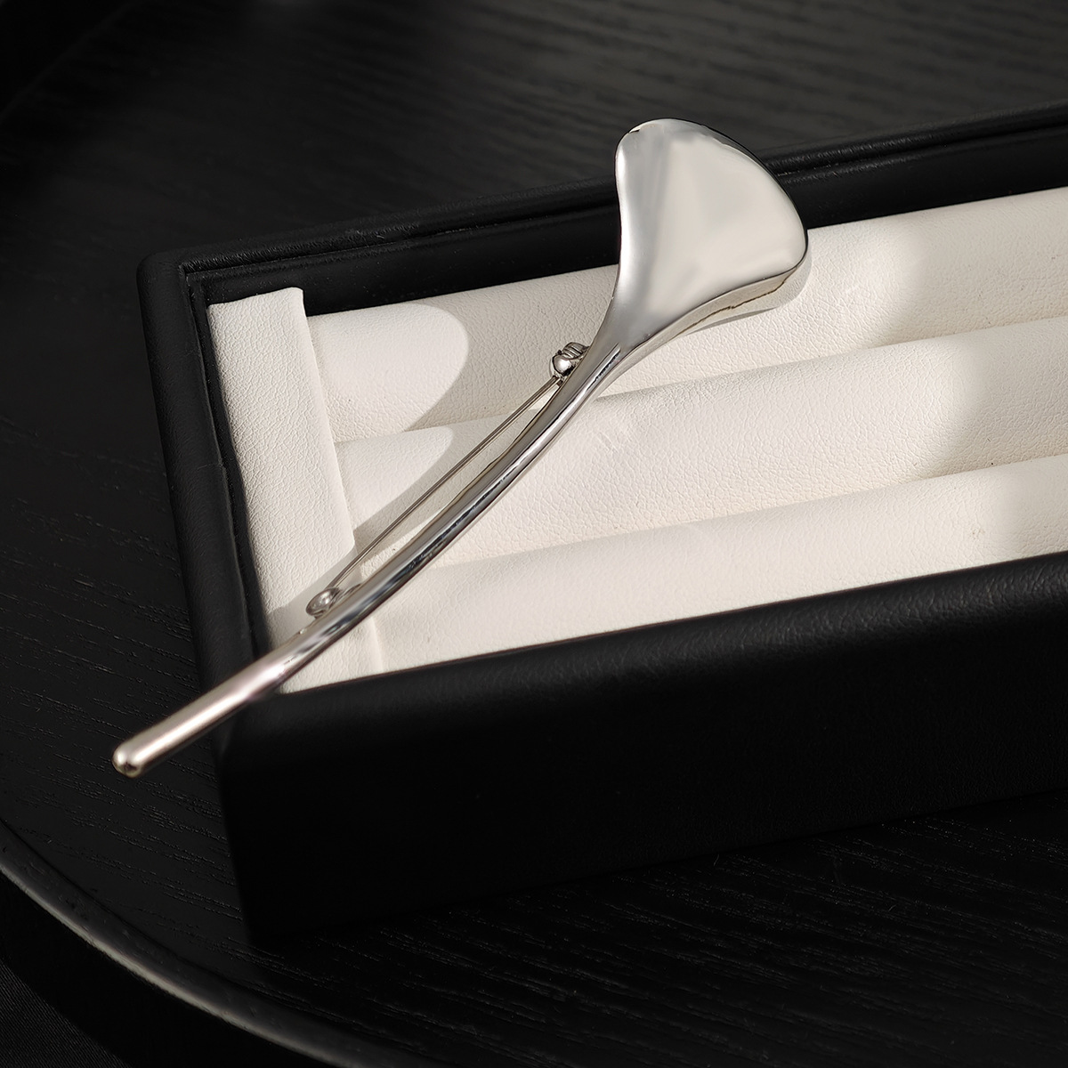 Luxuriöse Damen Brosche Im Europäischen Stil Aus Glänzendem Metall_voghion.com