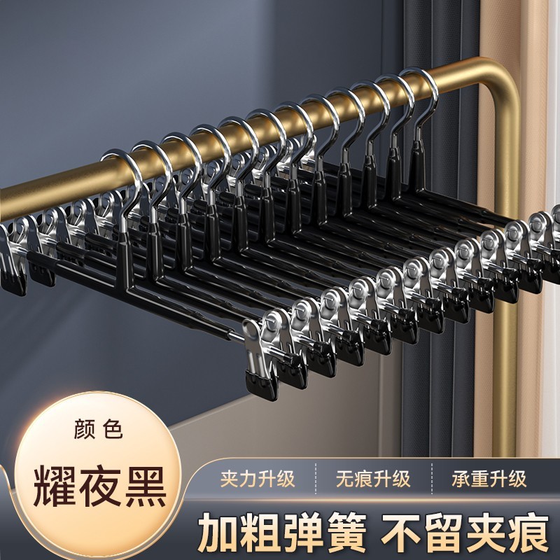 ズボンの棚に痕跡のないズボンのクリップがあります。強力な家庭用ズボンのクリップを干します。|undefined