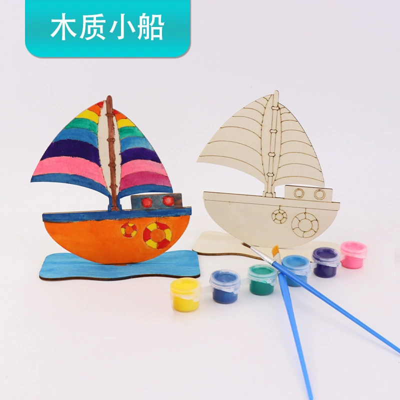 Деревянная маленькая парусная лодка