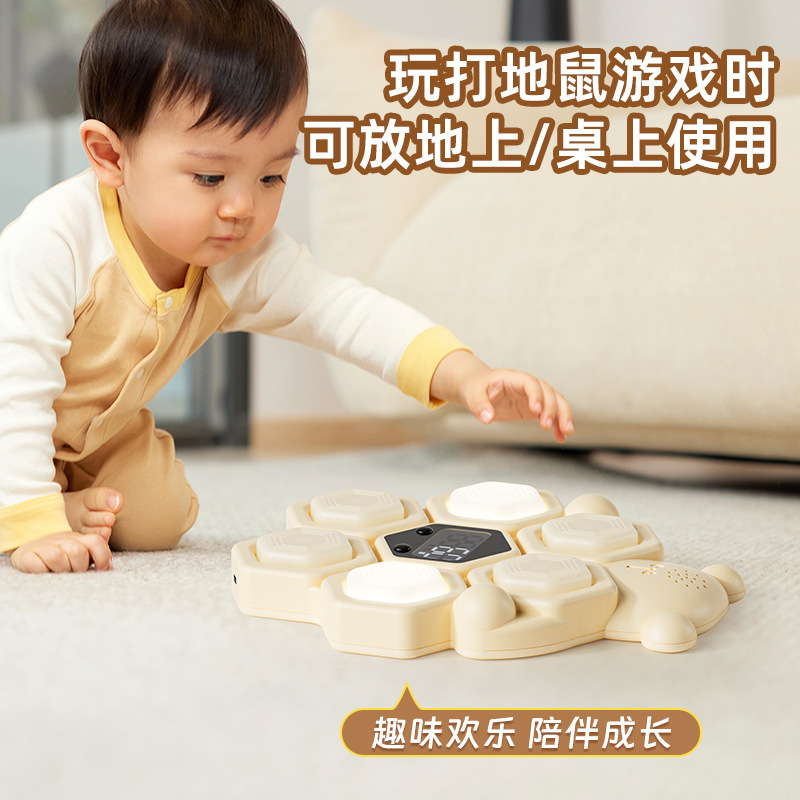 高い神器を触って子供が高いジャンプをします。|undefined