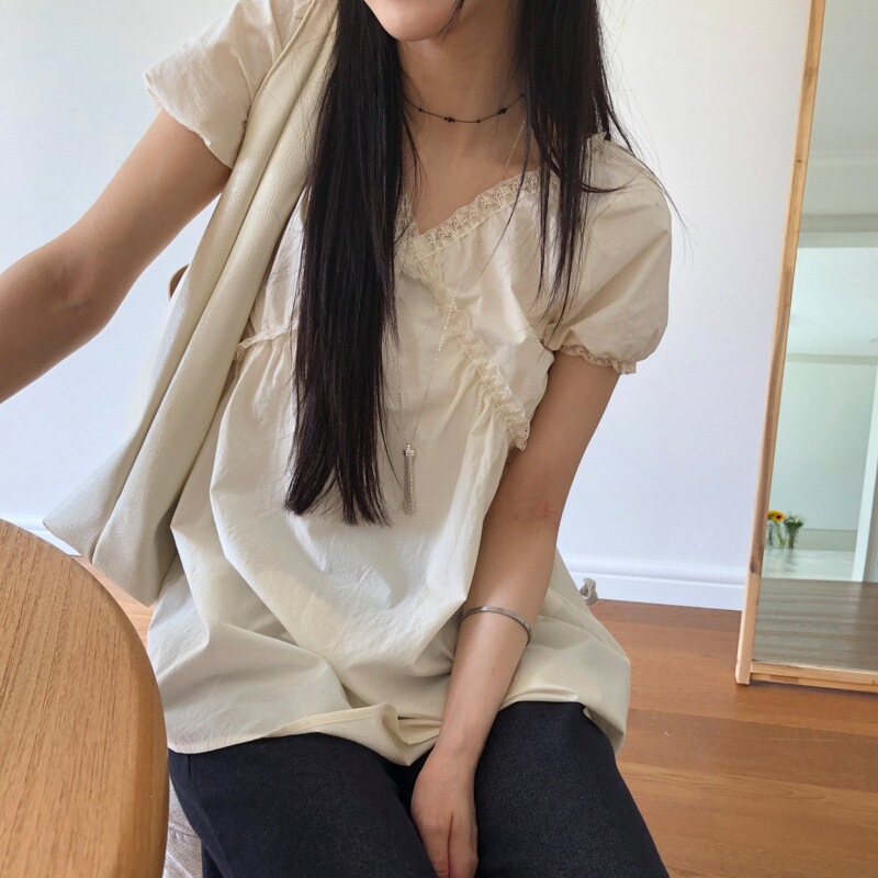Korean-style gentle V-neck lace cross-over puff sleeve blouse for women, pleated, loose-fitting, mid-length, figure-flattering babydoll top Korean-style gentle V-neck lace cross-over puff sleeve blouse for women, pleated, loose-fitting, mid-length, figure-flattering babydoll top