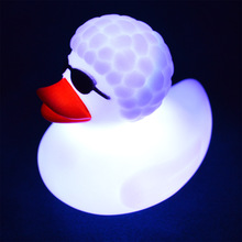 定制建模开模洗澡发光玩具跨境新品卡通搪胶鸭子浴缸玩具遇水发光