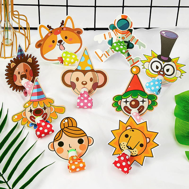 かわいい動物の漫画は竜の子供のおもちゃの誕生日のパーティーの小さい贈り物の口笛の応援の道具のラッパを吹きます。|undefined