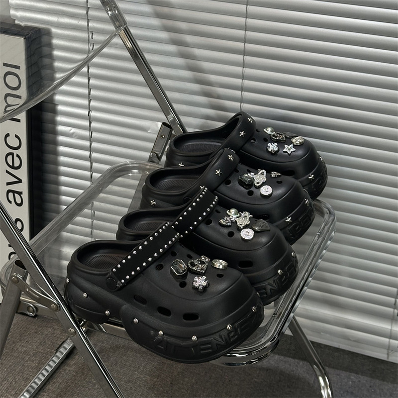 Punk Style Perforated Clogs with Closed-Toe Design for Women, Suitable for Outdoor Wear in Summer, 2026 New Model, Thick-Soled Summer Sandals for Women Punk Style Perforated Clogs with Closed-Toe Design for Women, Suitable for Outdoor Wear in Summer, 2026 New Model, Thick-Soled Summer Sandals for Women