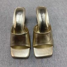 ���Q��a�¿�Ů�ⷽ�^�ļ��r��һ����Ь�⴩��ɫ�߸�Ь�ָ�Ů��Ь