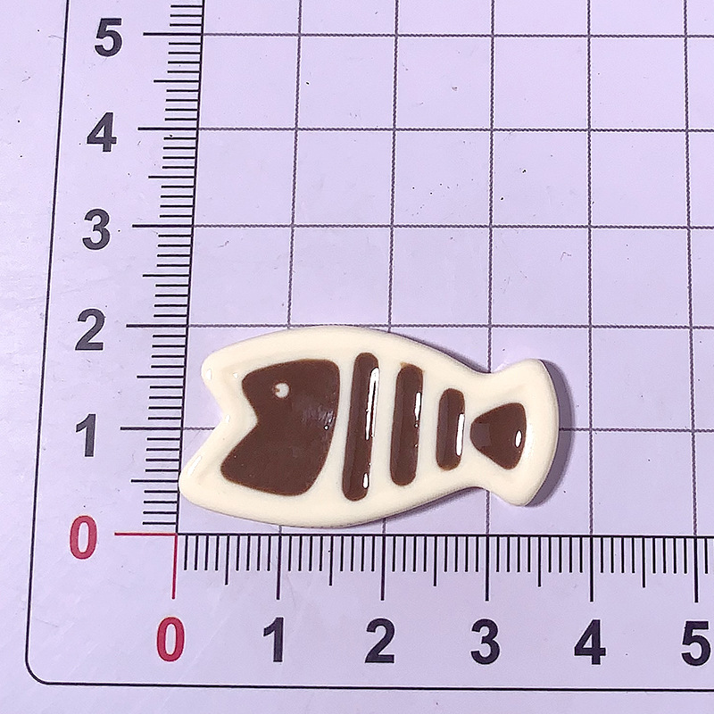 Nuevo gatito comer huesos de pescado dibujos animados accesorios de resina diy pinzas de cabello accesorios para el cabello llaverillos agujeros zapatos agujeros parches de caso de teléfono móvil