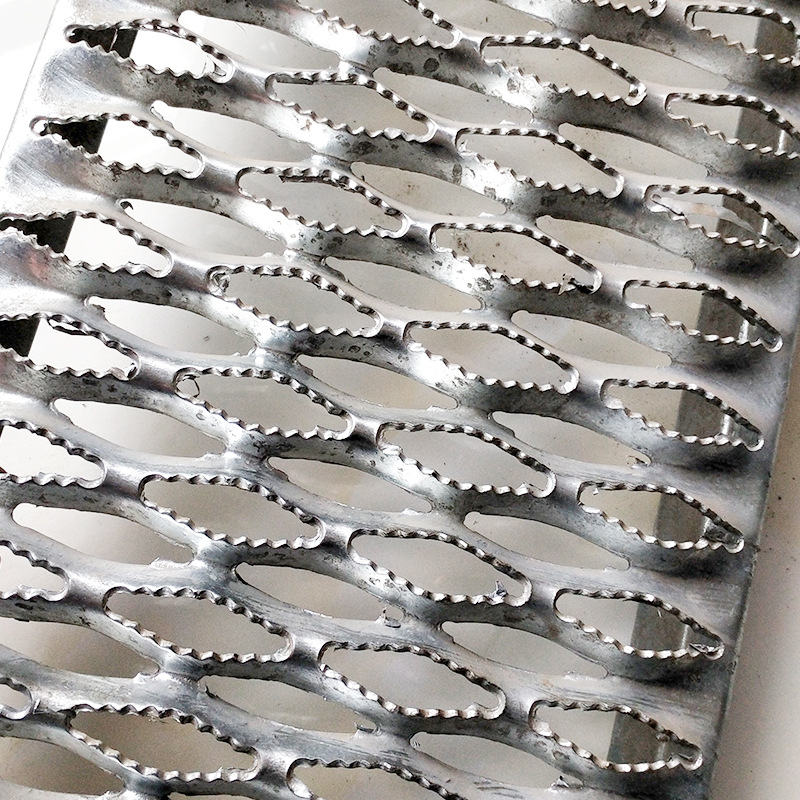 鳄鱼嘴防滑板 鱼嘴脚踏板 不锈钢防滑板 冲孔网板楼梯平台踏步板