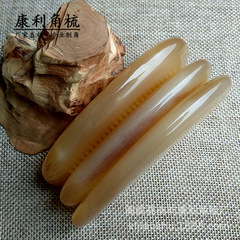 福州三宝角櫛天然牛角羊角広式櫛の細い歯はまっすぐに櫛をして家にいます。