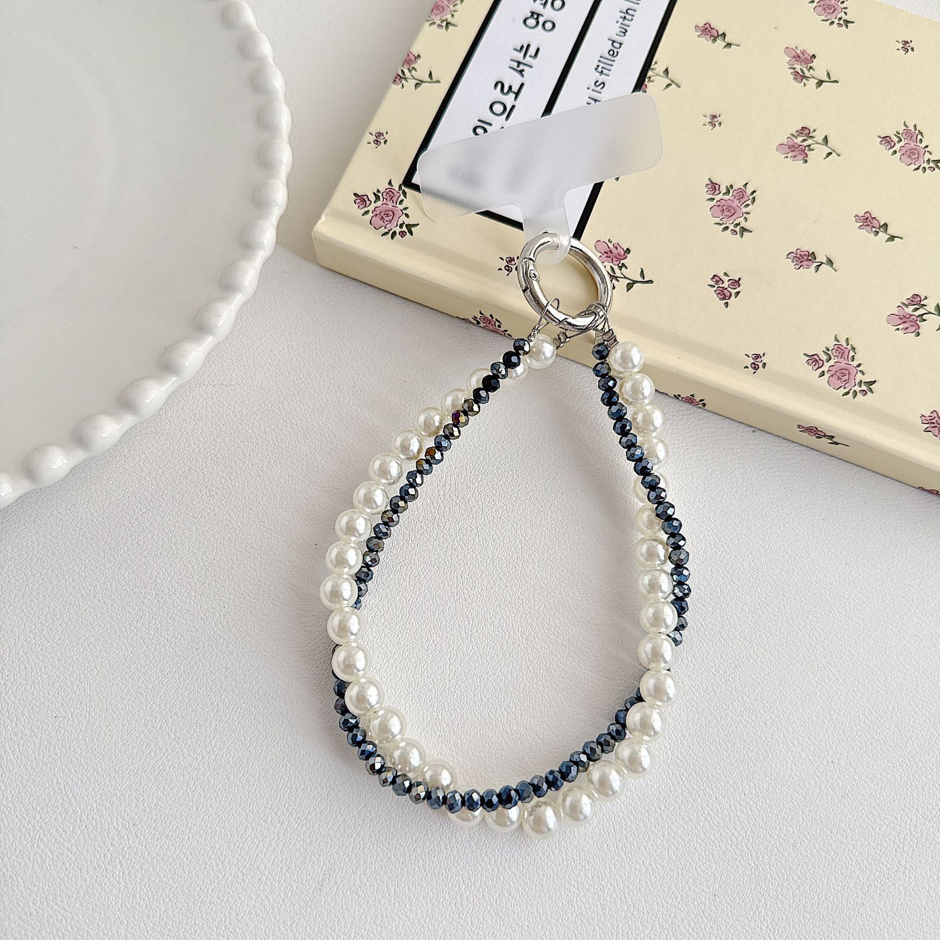 Boutique hecho a mano de alta gama teléfono móvil cadena colgante mujer estilo ins cristal coreano perla enrollamiento cadena de muñeca moda corta