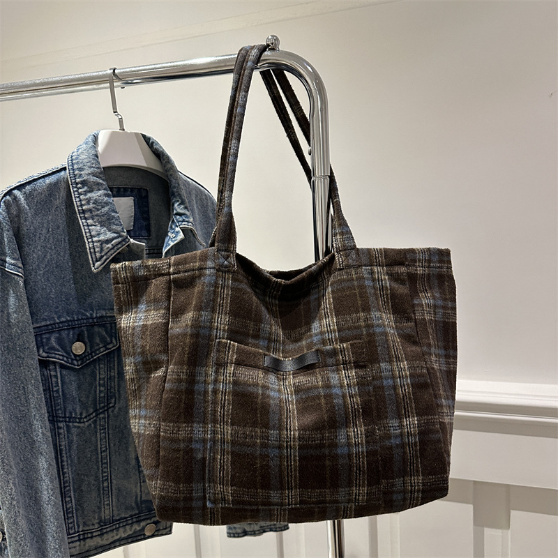 Bolsa de mano de gran capacidad retro de invierno de 2024 nueva estriada de hombro de brazo bolsa de mano casualidad