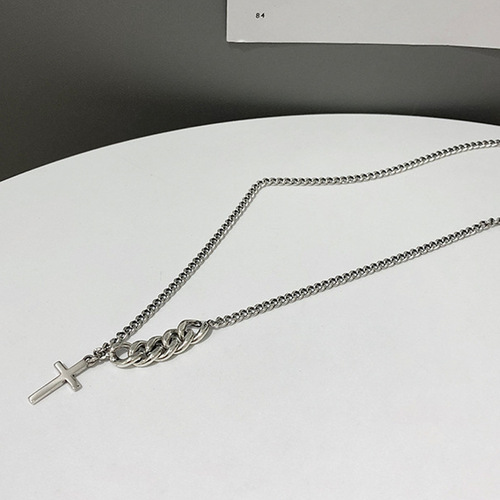 Korean Instagram-style retro short cross sweater chain women's influencer minimalist niche luxury necklace temperament versatile