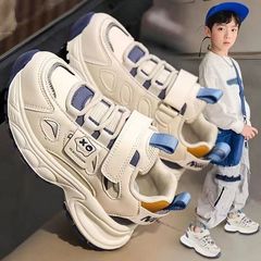 男の子の靴2024新型秋の子供が街を爆破してスポーツシューズを走る子供の柔らかい底のおじさんの白い靴が通気している