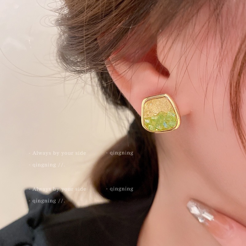 Fashionable, luxurious, and high-end crystal earrings with irregular gradient colors, small and fresh earrings, personalized geometric stitching earrings