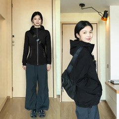 户外黑色软壳冲锋衣女款2025新款早秋季穿搭小个子修身正肩短外套