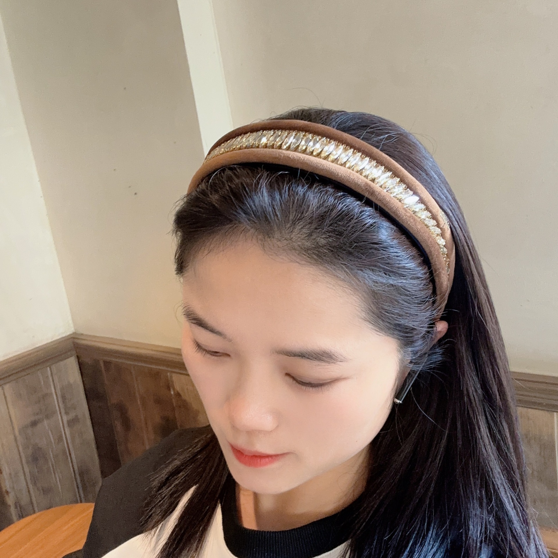 156g Weight Hair Band Hair Accessories Type Rhinestones Inlay Material 1 Piece Quantity Casual, Daily Occasion Flannel Material Solid Color Pattern Women's Gender Inlay Design Elegant, Simple Style Style Coffee, White, Black Color Velvet Rhinestone Light Luxury Wide Brim Hair Band High-Grade Western Style Heavy Industry Pressure Hair Clip High Skull Top Headband Hair Accessories 6