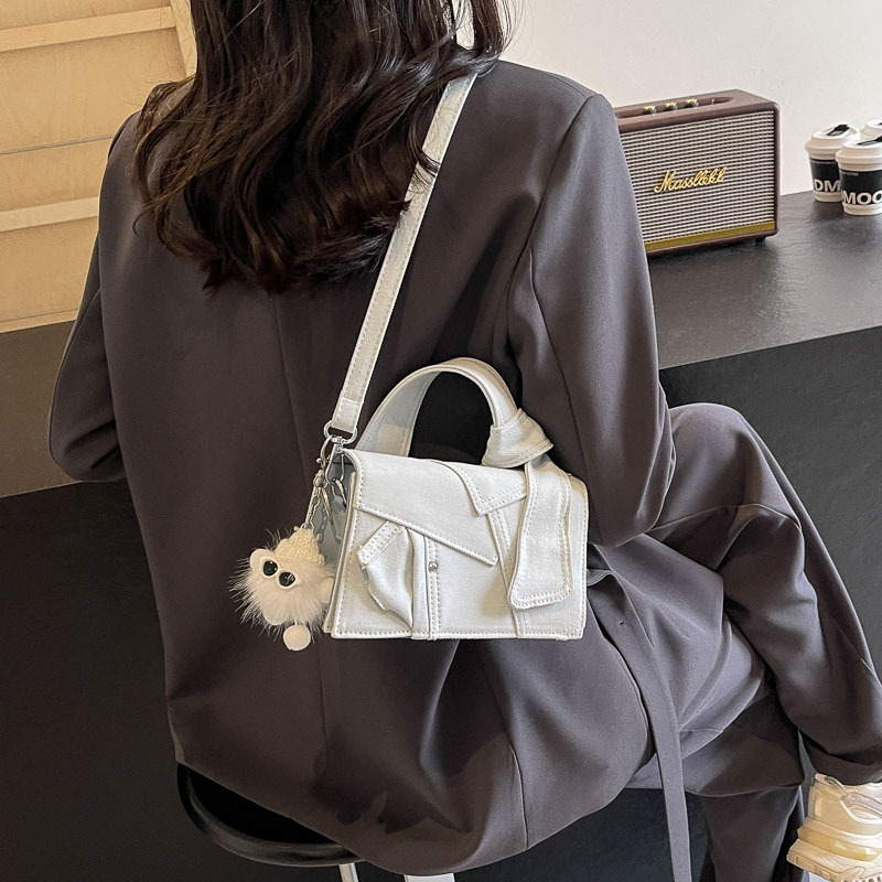 Nicho de diseño bolso de mano de denim para mujeres 2024 nuevo bolso de tramo inclinado universal de moda de hombro de viaje pequeño bolso