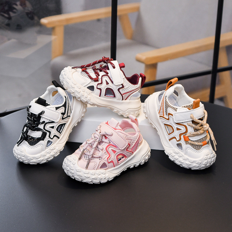 Verano 2025 nuevo estilo sandalias para niños con suela de neumáticos zapatos con marco deportivo hueco Baotou para niños pequeños y medianos zapatos de playa de suela suave