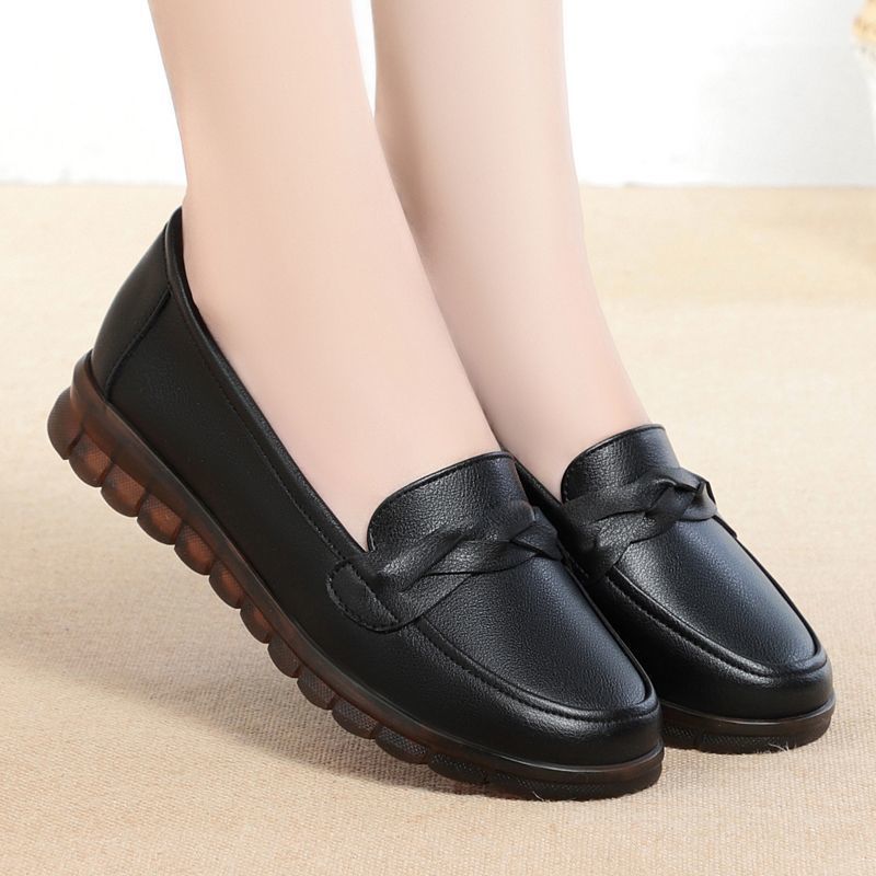 Primavera y otoño zapatos de sol suave de tendón de toro, zapatos de mujer de mediana edad, zapatos de cuero antideslizantes cómodos, zapatos de trabajo no cansados.