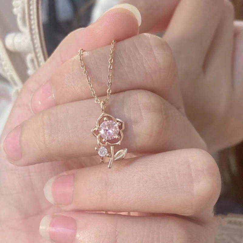 French-style gentle rose necklace with small pink flowers, a sweet and luxurious niche design for women.