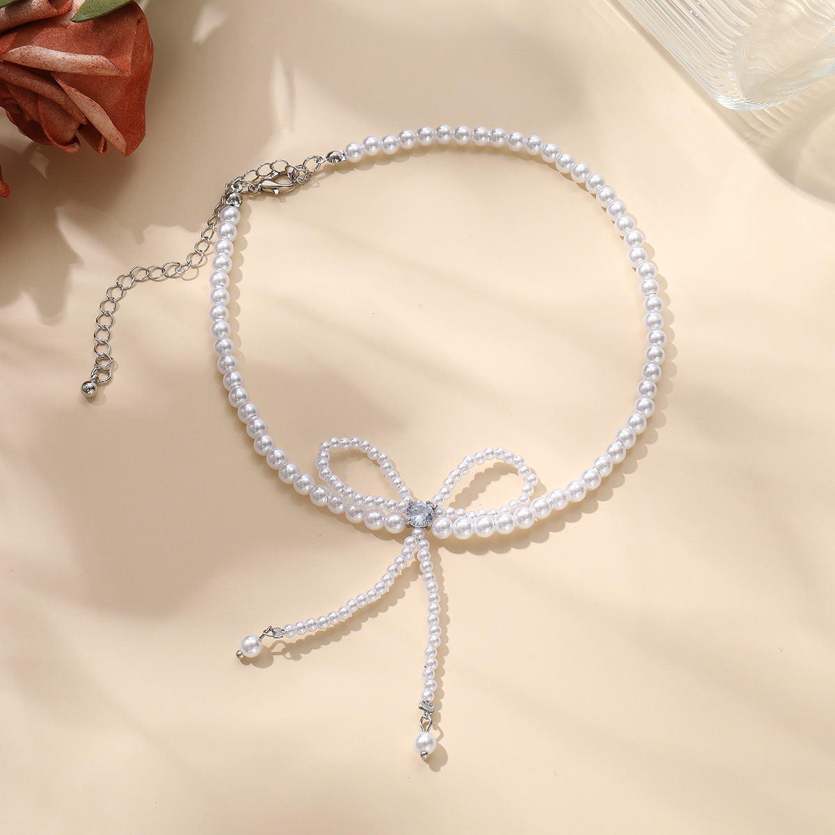Colar longo elegante com borlas de pérolas laço e diamante_voghion.com