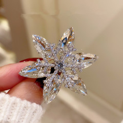 跨境新款闪亮K9水晶雪花胸针胸花小众轻奢气质锆石西装别针