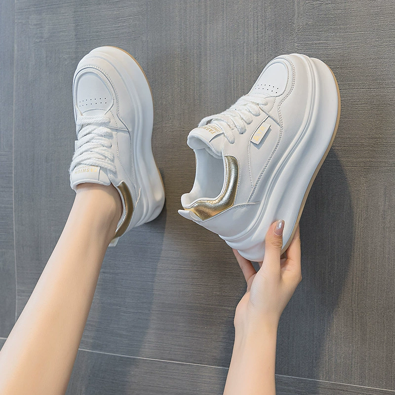 Белые женские туфли 2025 года, новая модель, кожаные, с увеличением роста, повседневные, на толстой подошве, студенческие, на танкетке, удобные и стильные.