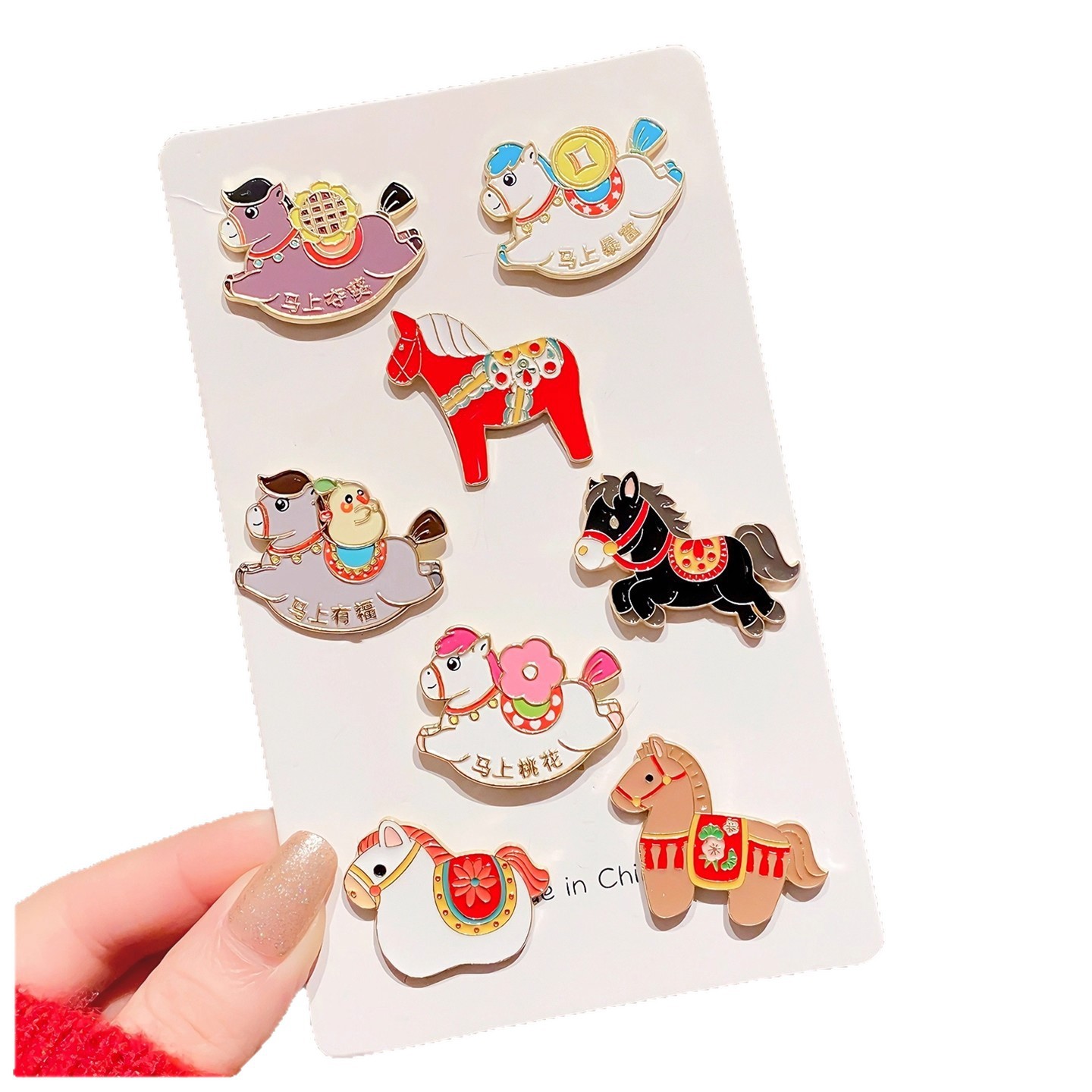 Nueva 2026 insignia del año del caballo, mascota de la marea nacional, ropa encantadora, broche, bolsos, accesorios, regalos de Año Nuevo