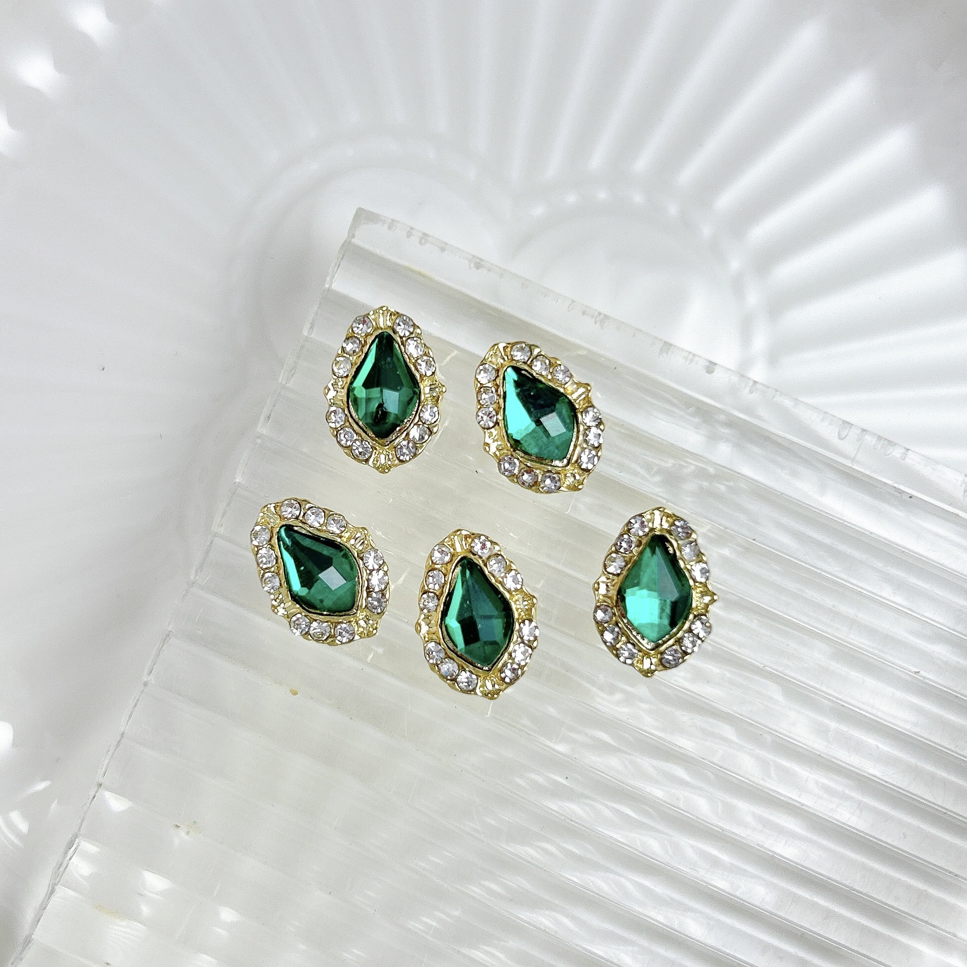 Nueva aleación china joyas de manicura taladro explosión grasa flash Fang amor gota de agua XiFeiYuan la misma armadura de la corte con taladro