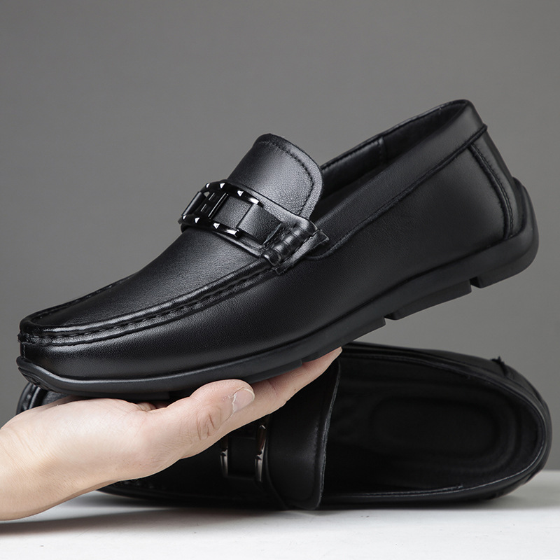 Nuevos zapatos blancos de los hombres de los holgazanes de la capa superior del zurriago del cuero genuino