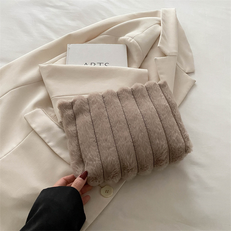 Otoño y invierno nicho versátil nuevo peluche 2024 nuevo este año popular bolso de cambio bolso de mano bolso de mujer