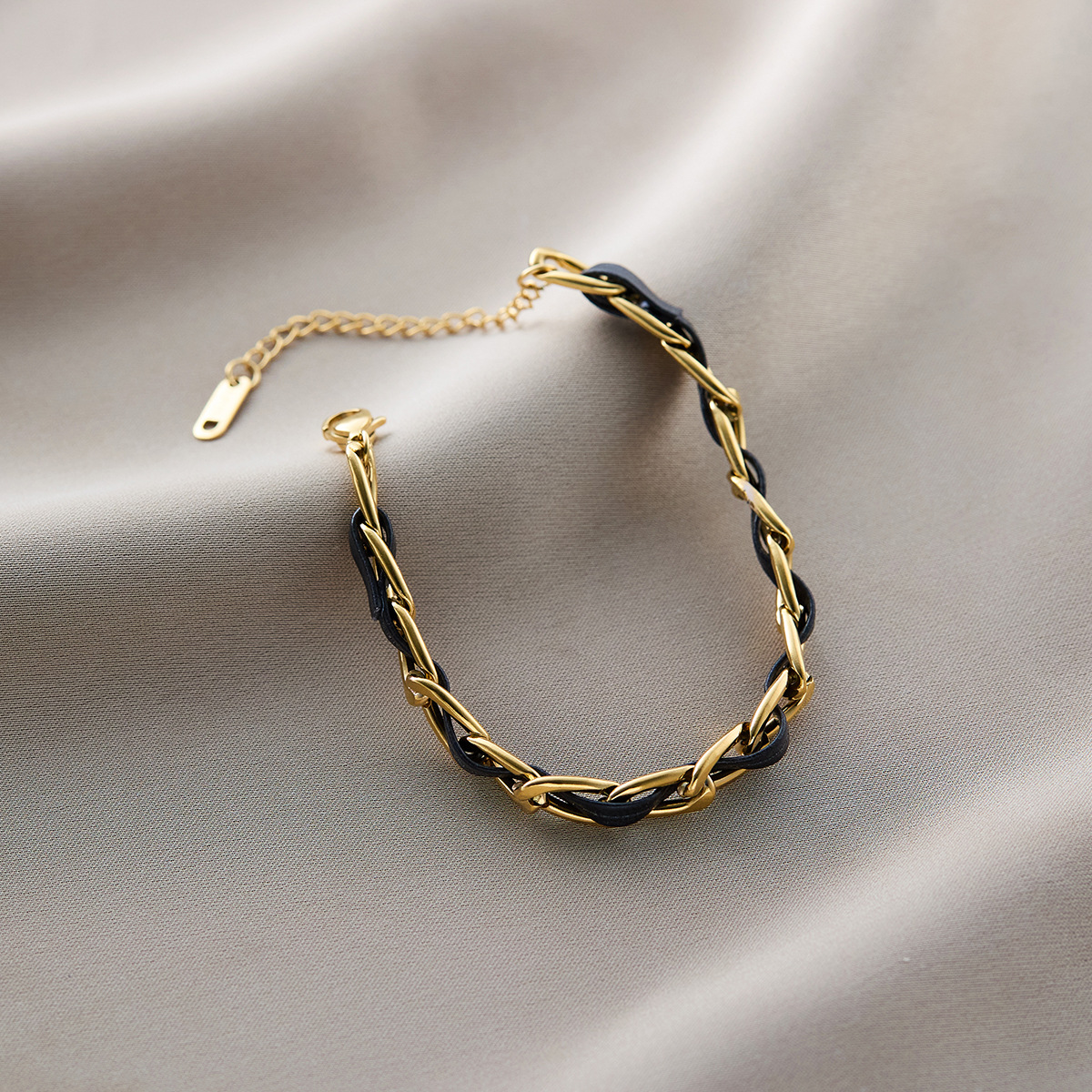 温鑑は色を落とさないで越境してよく売れているチタン鋼のブレスレットの女性の五葉の草はダイヤモンドのins風の個性の18kの真空の電気めっきを入れます。