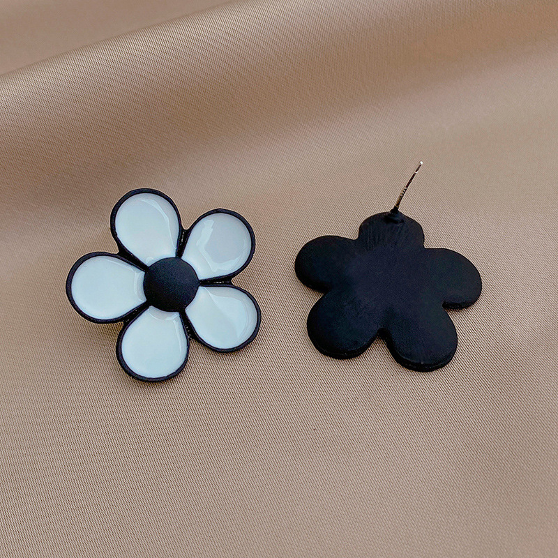 Simple Black White Dripping Oil Flower Stud Earrings display picture 4