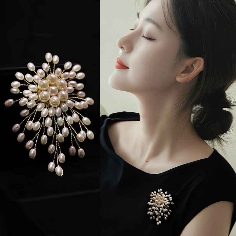 Handgewebte Brosche im Feuerwerks-Stil mit Perlencluster für Damen – ein elegantes Accessoire für Anzug und Mantel._voghion.com