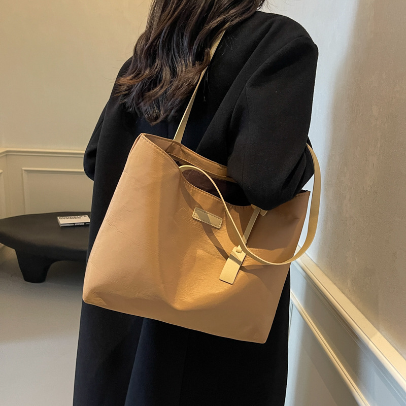 Bolso de moda de mujer, nuevo tipo de bolso casual de nylon, bolso de hombro simple coreano de gran capacidad para trabajar en clase.