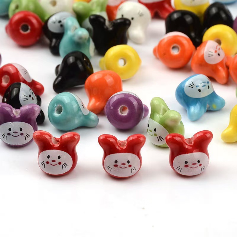 Cuentas de cerámica flor cuadrada estrella de cinco puntas pequeña flor de ciruelo trébol de cuatro hojas pequeño elefante pequeño conejo de jade color mixto cuentas de agujeros rectos cuentas hechas a mano