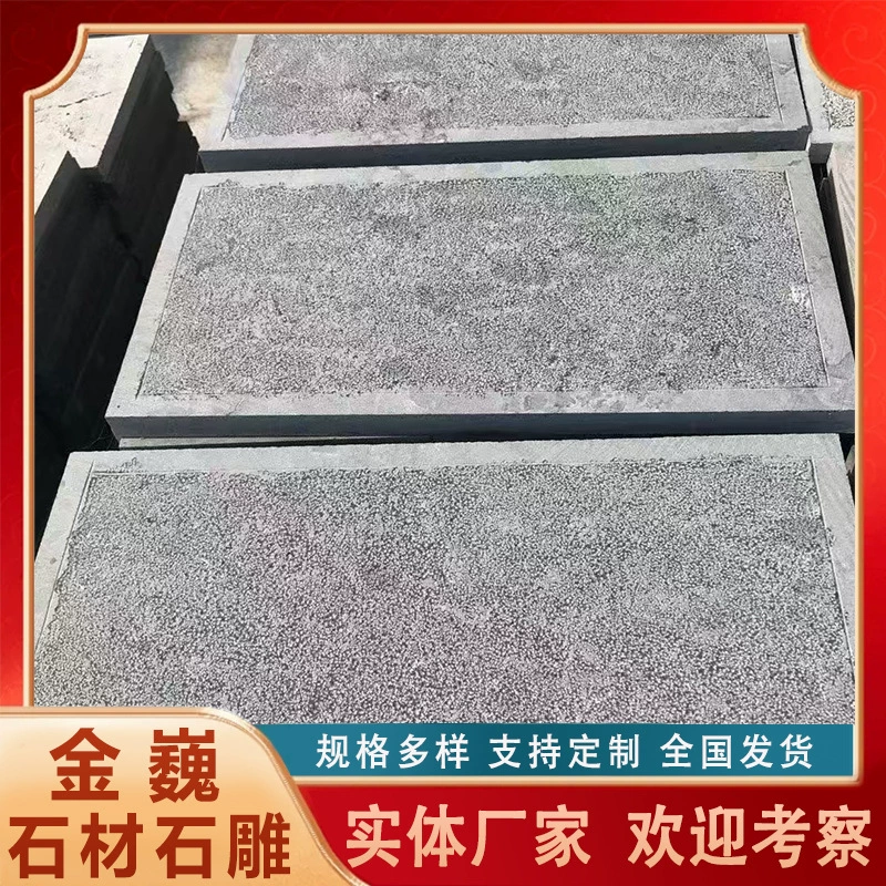 Зеленые ступени каменной дорожки на античном тротуае