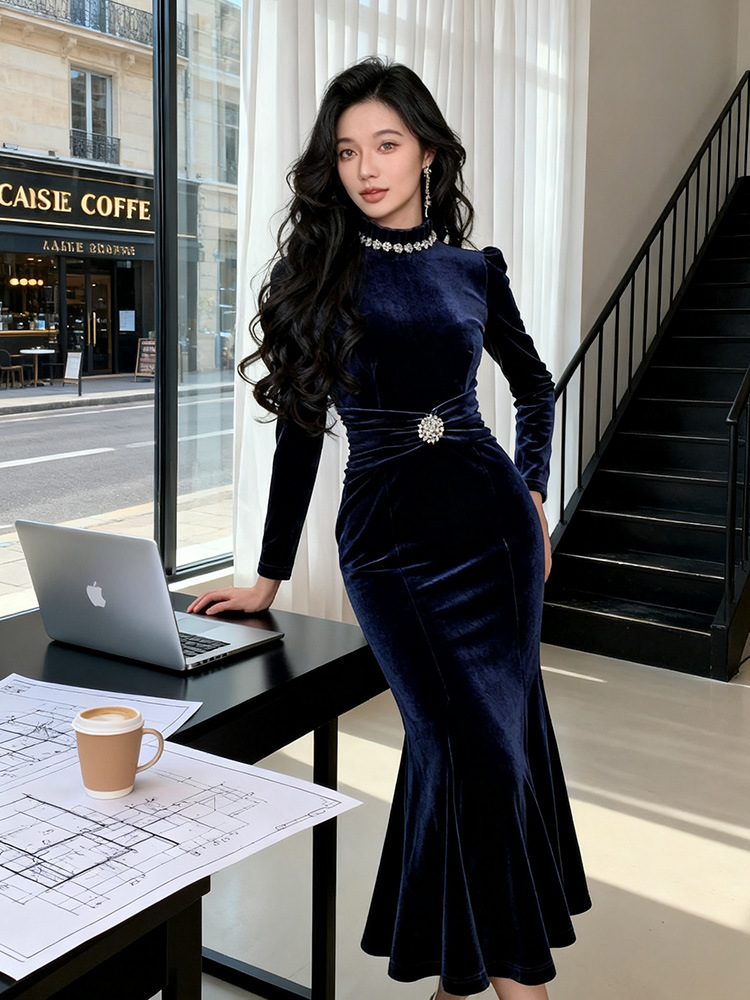 Đầm nhung xanh hải quân cổ đính ngọc trai, eo thắt, chân váy đuôi cá, dạ hội dài — Màu xanh hải quân