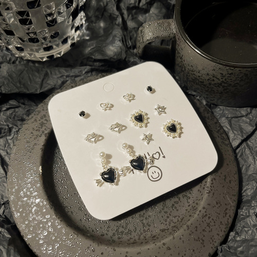 Black love zircon earring set, cold, sweet and cool style, exquisite niche design earrings, new earrings for autumn and winter