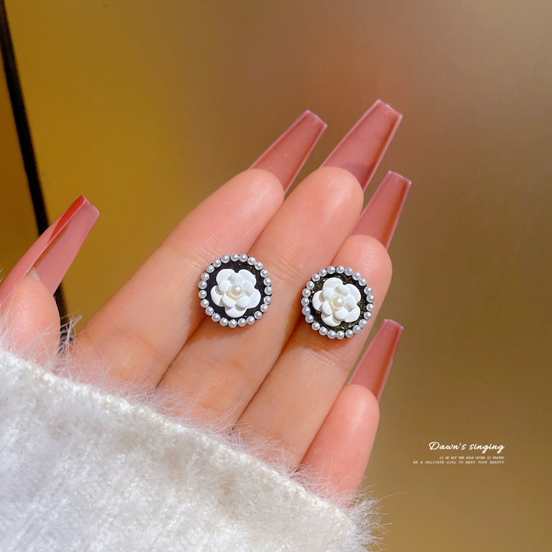 Fashion Pearl Camellia New Trendy Autumn And Winter Niche Earrings display picture 5