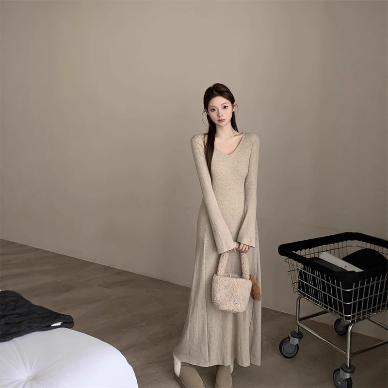 2025 Retro Elegant V Neck Bell Sleeve Dress Women's Autumn and Winter Figure-Showing Waist Slimming Look Draped Long Skirt 2025 Retro Elegant V Neck Bell Sleeve Dress Women's Autumn and Winter Figure-Showing Waist Slimming Look Draped Long Skirt
