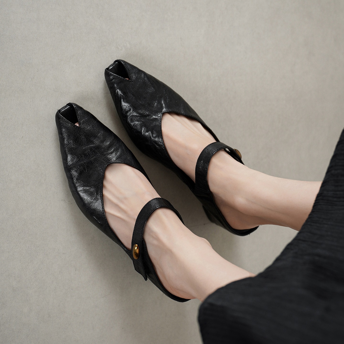 Sandal nữ mũi nhọn quai ngang gót vuông 7 cm da cừu — đen