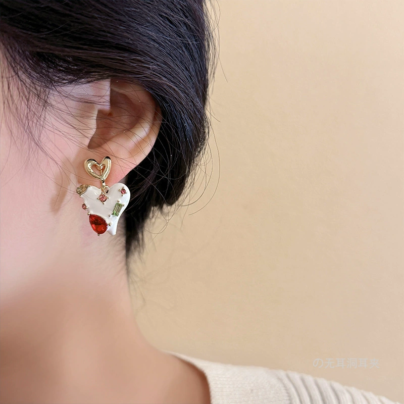 Изя́щные белые серьги, москитная спираль, клипсы, стиль Chanel, французский стиль, яркий цепляющий стиль, высокий стиль, без проколов