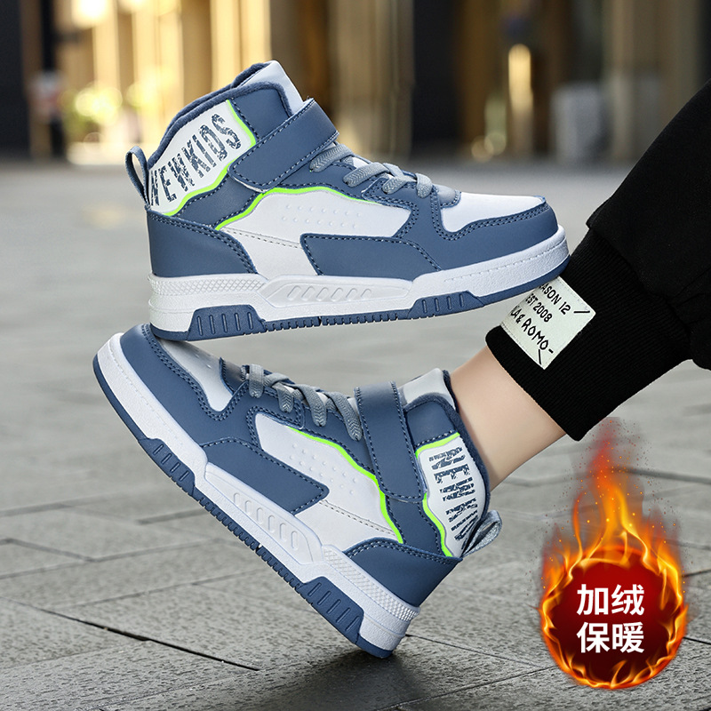 Invierno 2025 zapatos de skate casuales para niños zapatos de calentamiento coreanos de alto nivel de terciopelo para niños grandes zapatos deportivos al aire libre para niñas