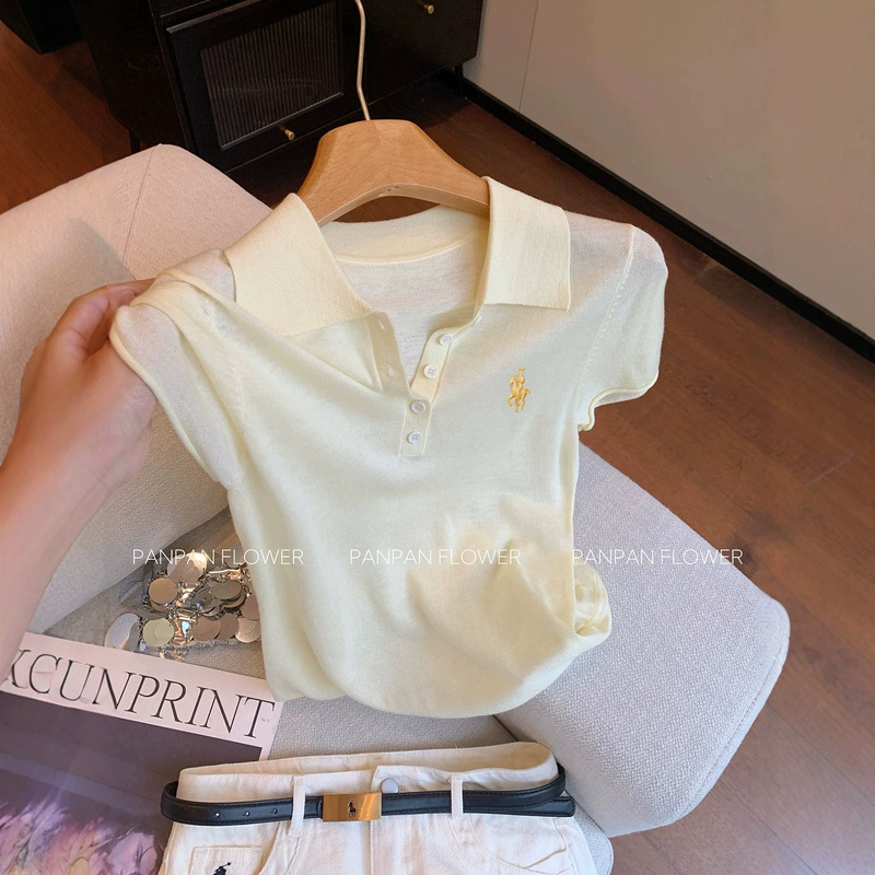 Small horse embroidery, old-money style, yellow polo collar, short-sleeved knit top – this is a popular women’s fashion item for summer this year