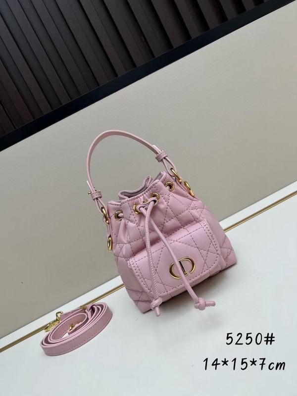 新しいCDの金持ちのバケツは藤の格子縞の羊の皮を包みます。|undefined