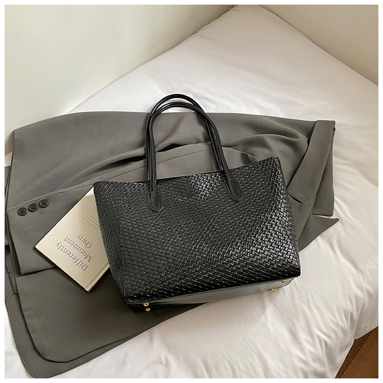 Bolsa de moda retro de gran capacidad para mujeres 2025 nueva bolsa de hombro transfronteriza simple textura casual bolso de abrigo