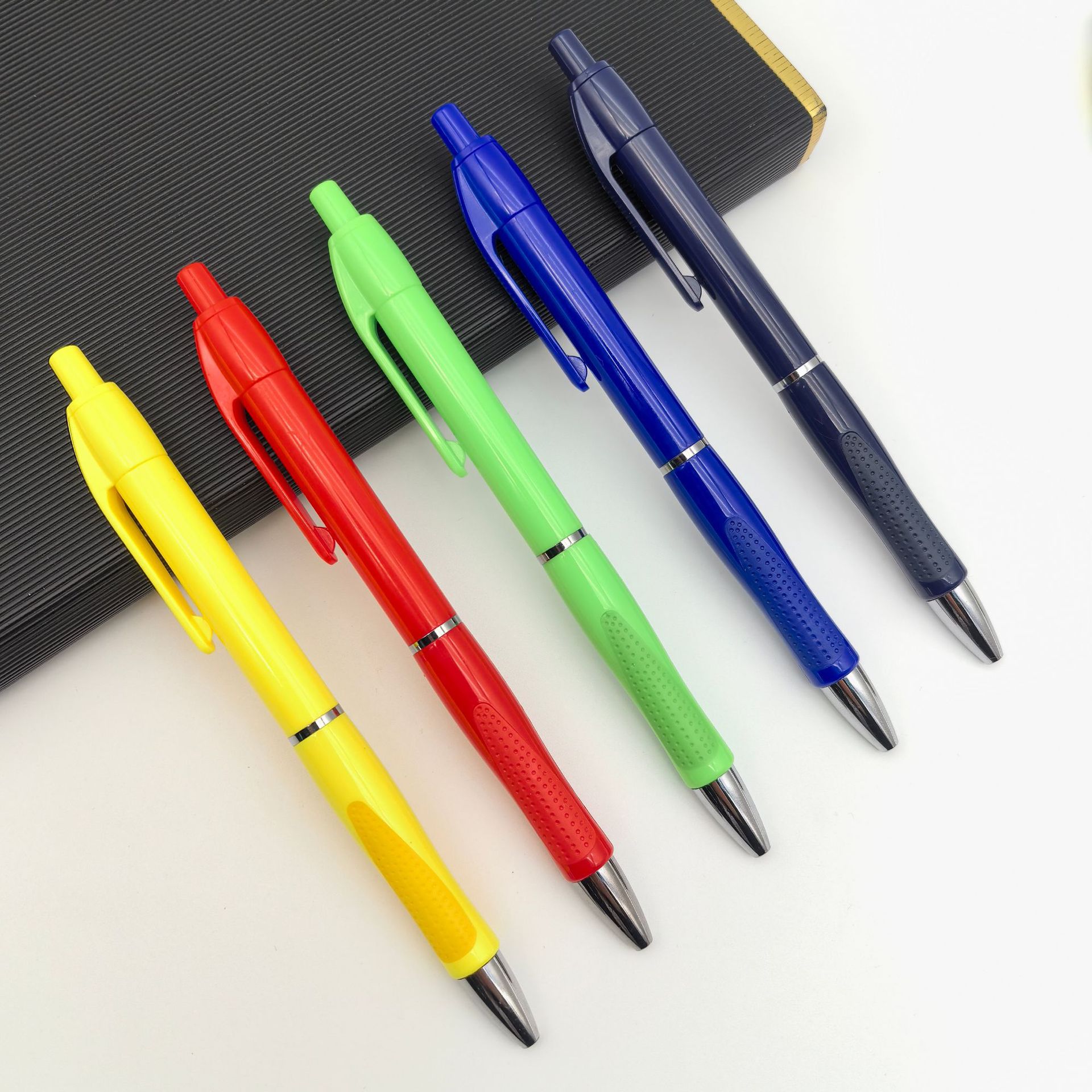 Suministro de bolígrafos publicitarios de plástico de doble formación, bolígrafos publicitarios transfronterizos, bolígrafos publicitarios baratos, venta caliente en Europa