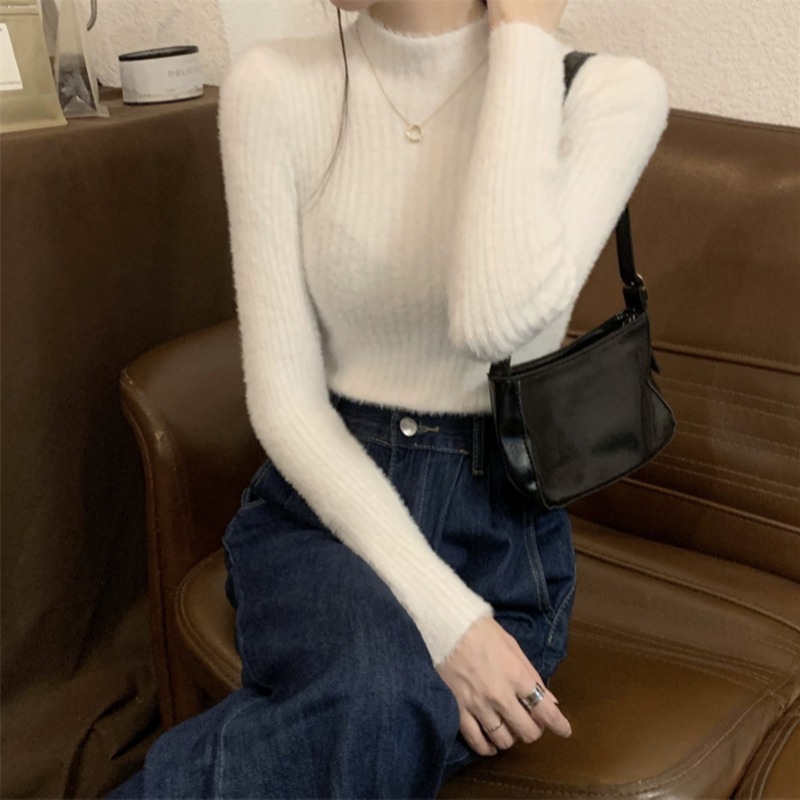 Base body-friendly sweater with a round collar