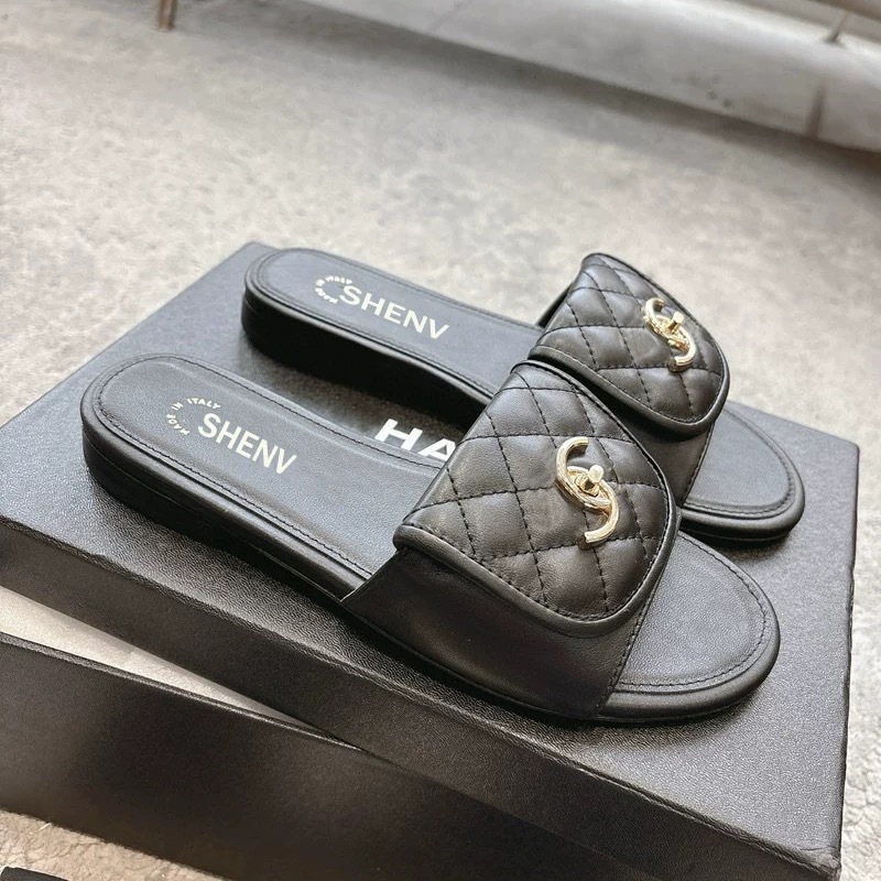 Zapatillas de botón de mochila pequeña fragante de viento para mujeres con zapatillas de fondo plano negro verano 2025 nuevas zapatillas de playa para mujeres