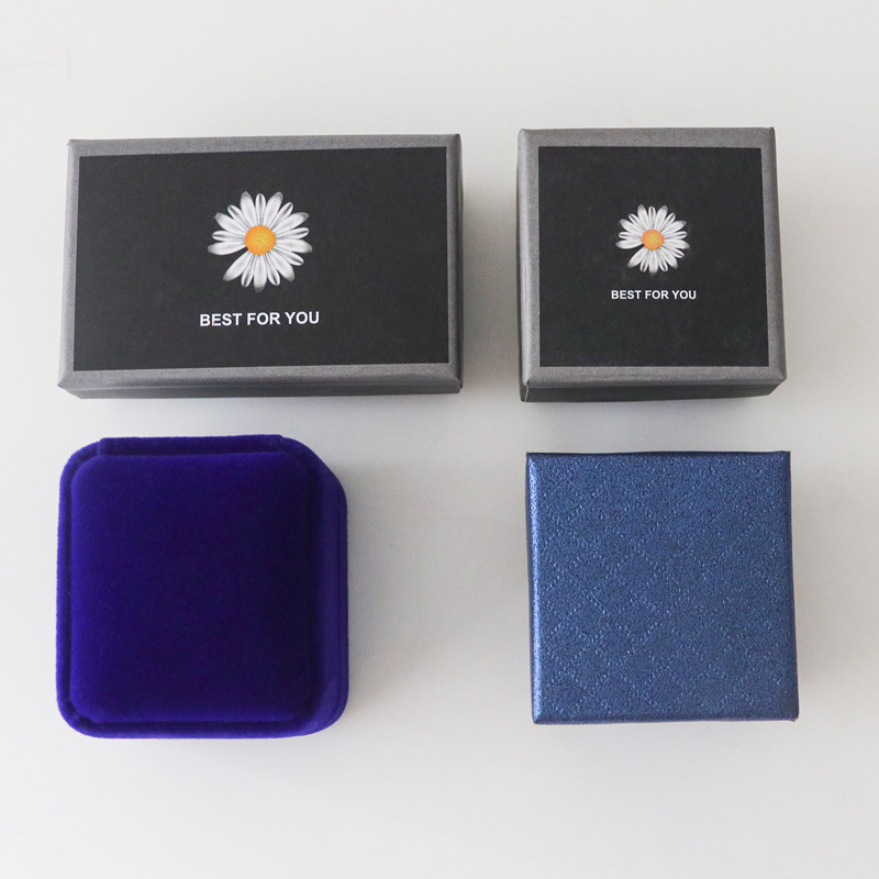 Nueva caja de papel pequeña de margarita, joyería de franela de alta gama, joyería, anillo, pendientes, caja de embalaje universal al por mayor